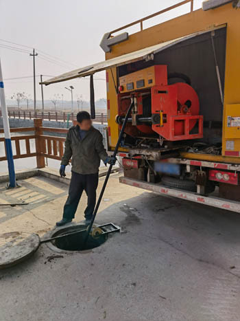 ��ˮ�ܵ���ͨ����ˮ��ͨ�ܵ�����ˮ�ܵ���ϴ����ˮ��ѹ��ϴ�ܵ�����ˮ��������أ���ˮ��ͨ��ˮ������ˮ�ܵ���⣬��ˮ�ܵ�ά��